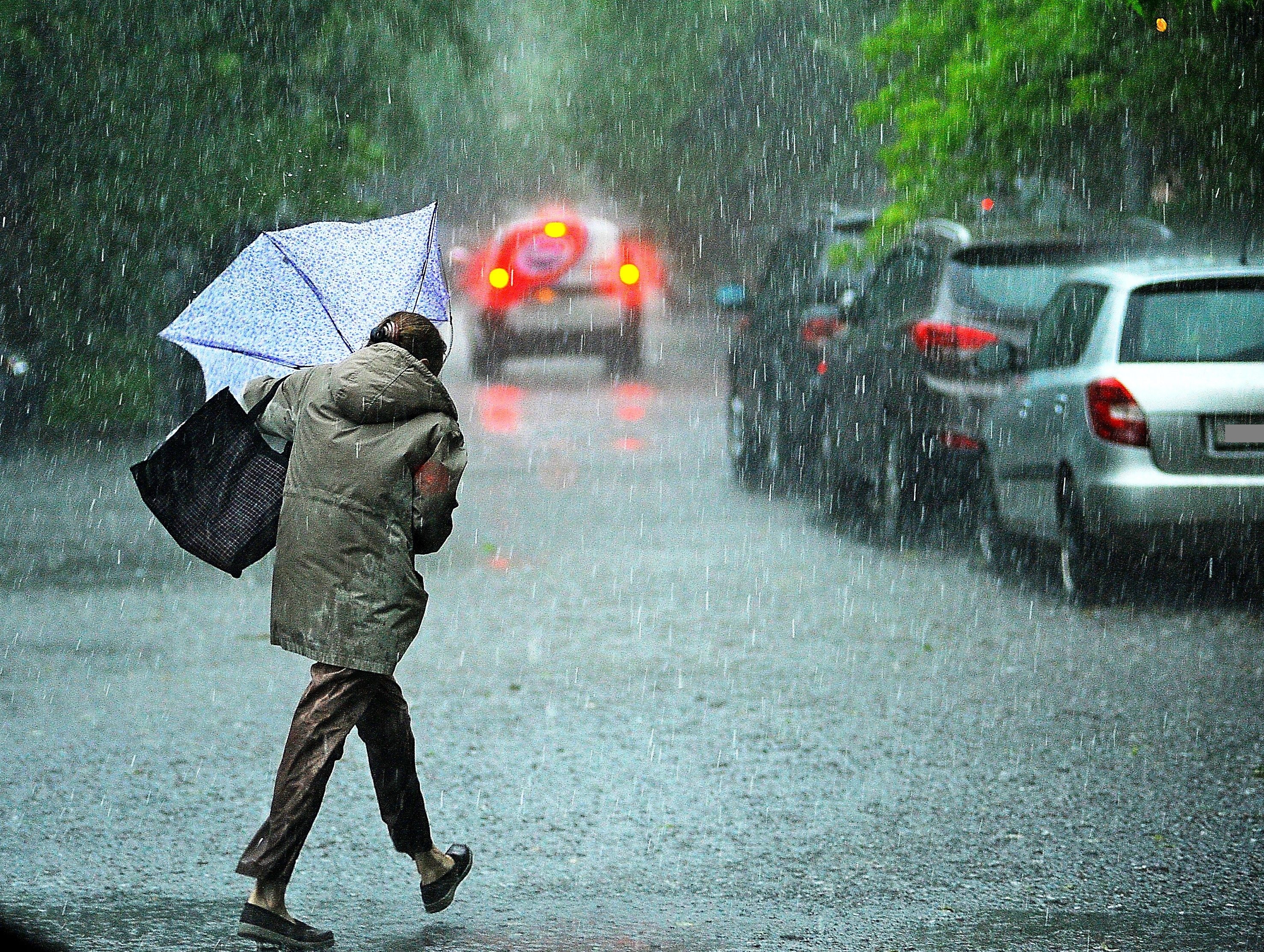 Búgin elimizdiń basym bóliginde jańbyr jaýyp, naızaǵaı oınaıdy