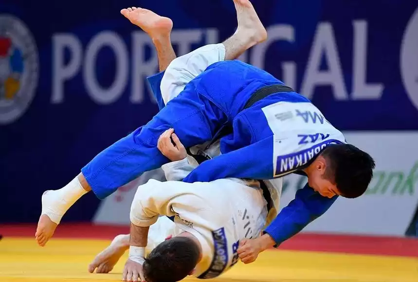 Jarysty jalǵyz qolamen túıindedi