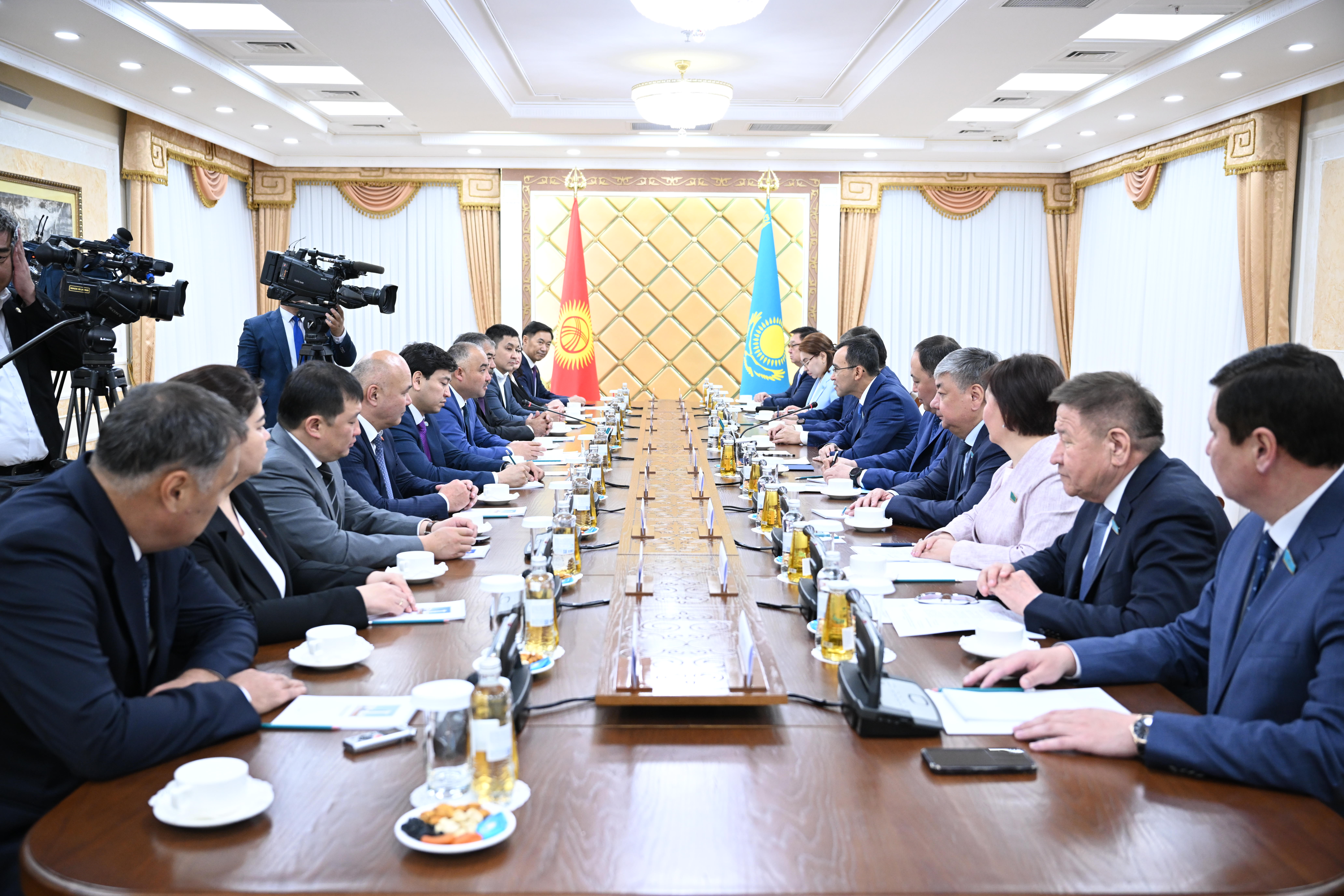 Qazaqstan – Qyrǵyzstan: Parlamentaralyq baılanys