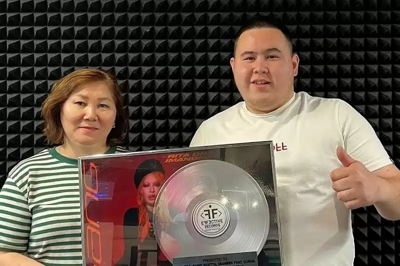 Platınaly dıskini mýzeıge tapsyrdy