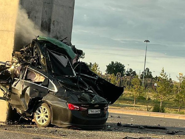 LRT baǵanyna soǵylǵan júrgizýshi qaıtys boldy