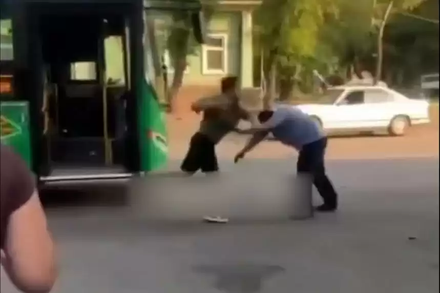 Almatyda avtobýs júrgizýshisi jolaýshymen tóbelesti