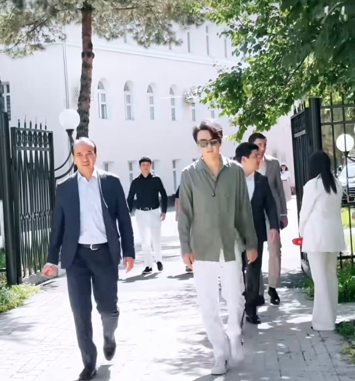 Dımash Qudaıbergen О́zbekstandaǵy Tóle bı kesenesine bardy