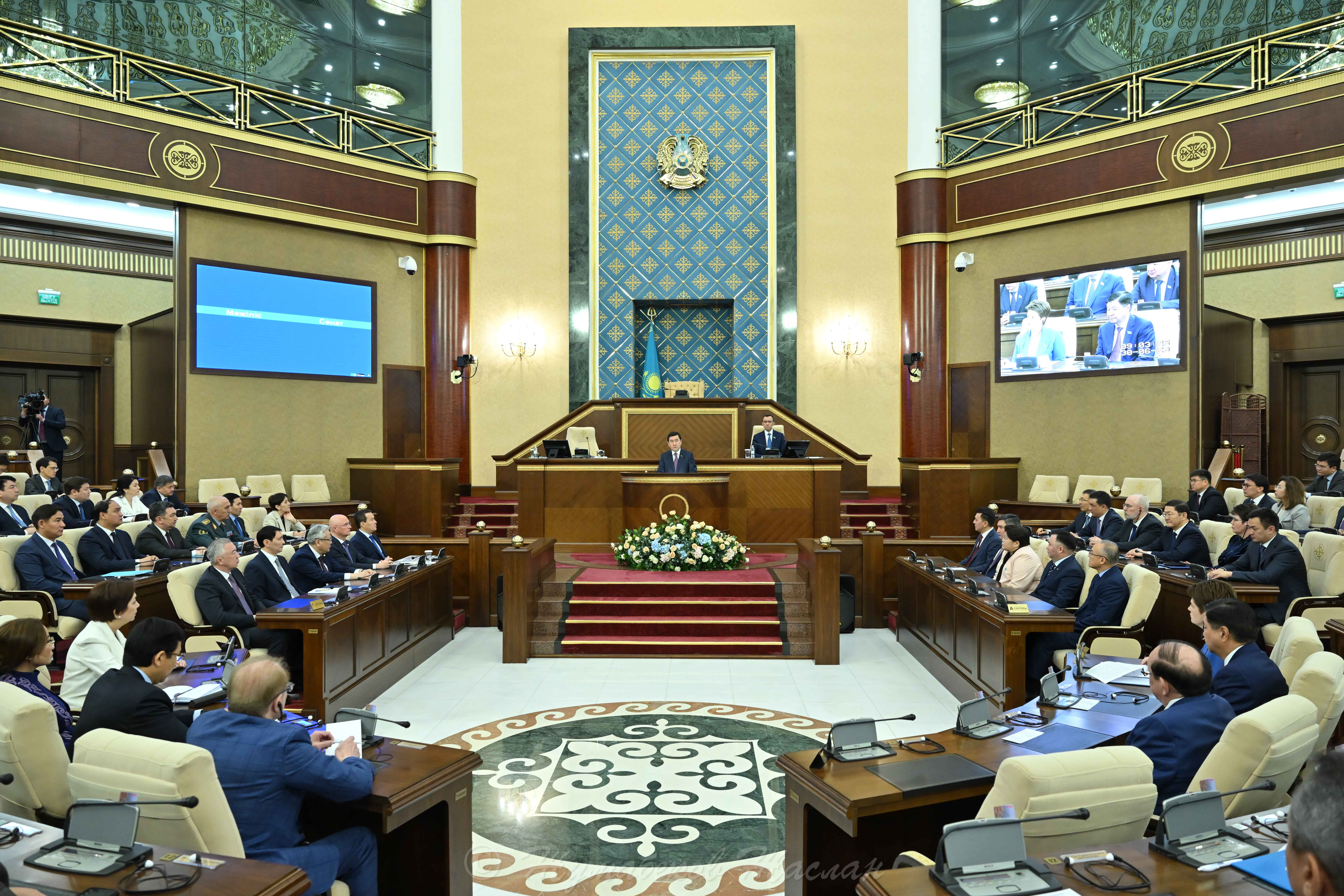 Birinshi sessııanyń júz kúni