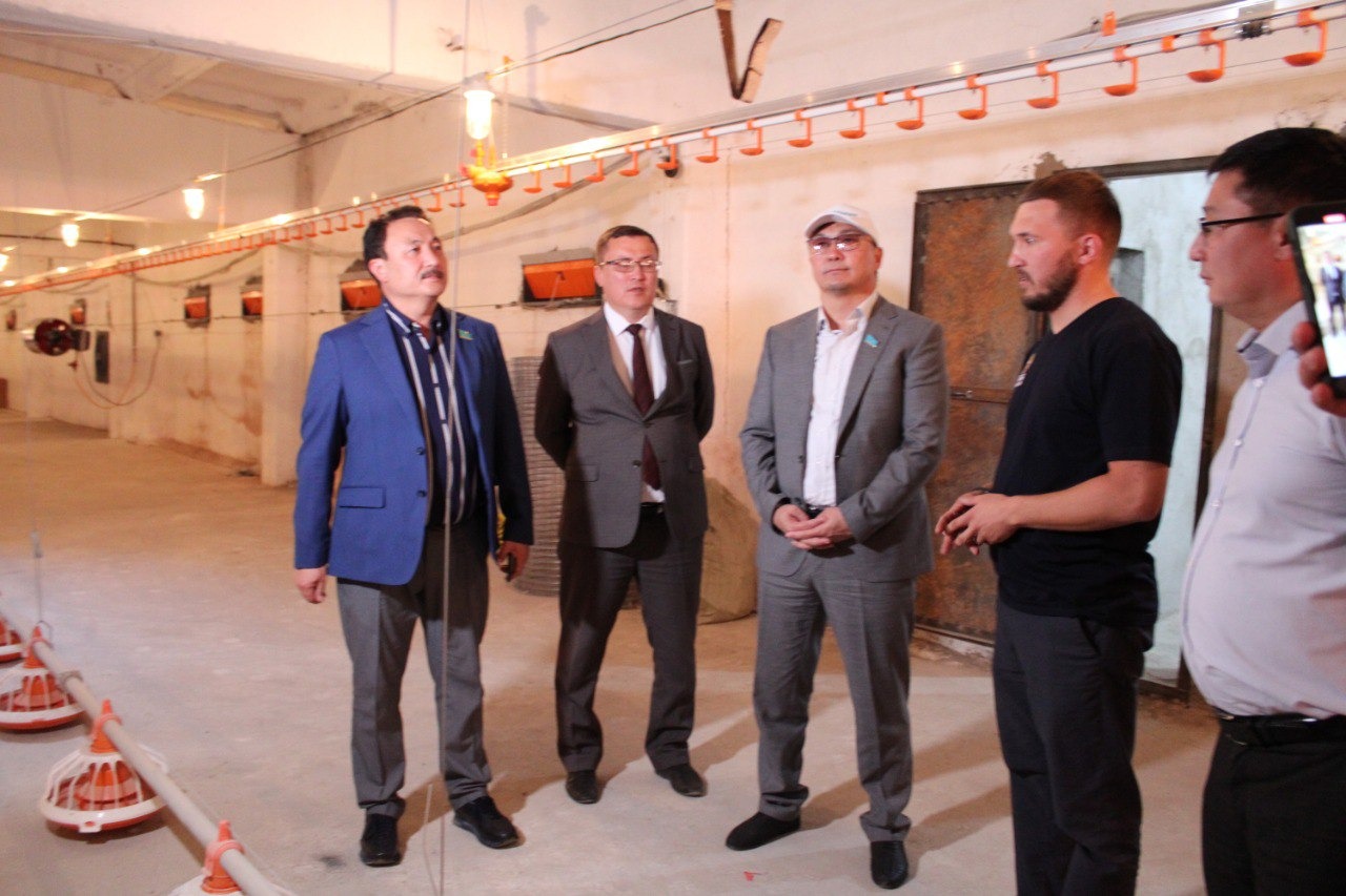 Májilis depýtattary Ulytaý oblysyndaǵy qus fermasynyń qurylysymen tanysty