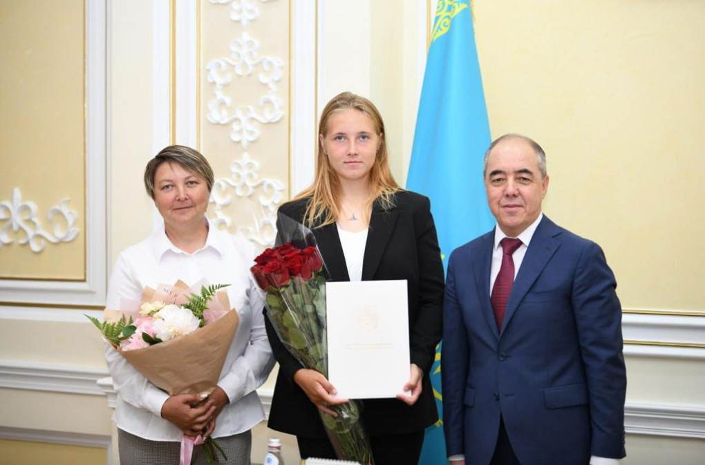 Álem chempıonyna qurmet