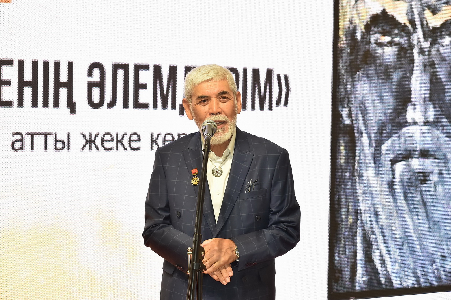 Sáýlet pen sýretti teń ustaǵan