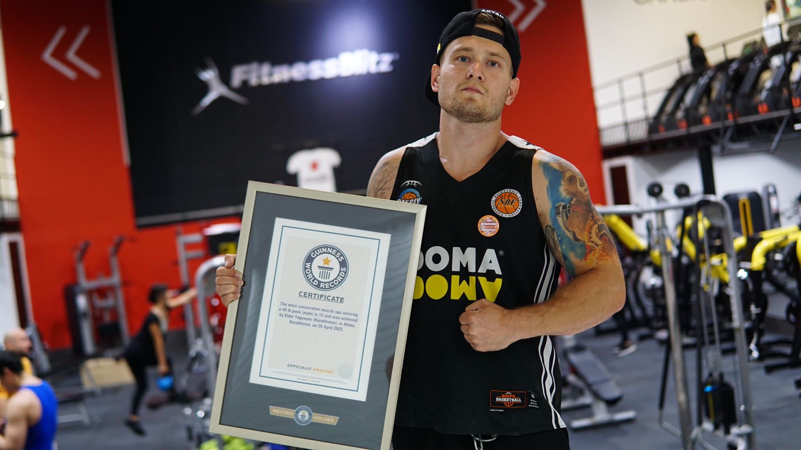 Álem chempıony, Gınnes rekordtar kitabyna engen qazaqstandyq sportshy Anglııada kókónis terip júr