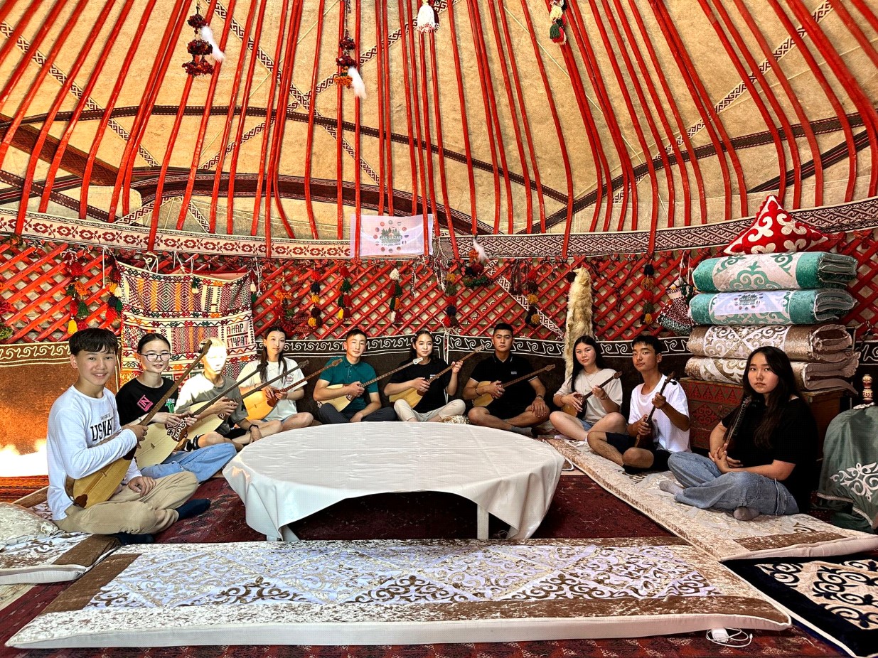 «Jas qazaq»: álem jáne atajurt