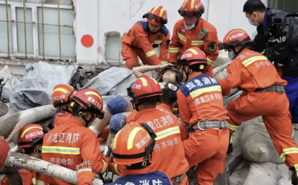 Qytaıda mektep sportzalynyń shatyry opyrylyp, 10 adam kóz jumdy