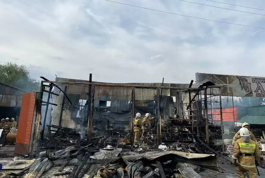 Almatyda qurylys zattaryn satatyn dúken órtendi