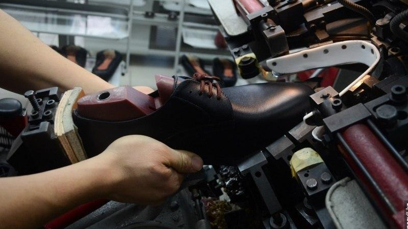 Aıaqkıim tigýdi úıretedi