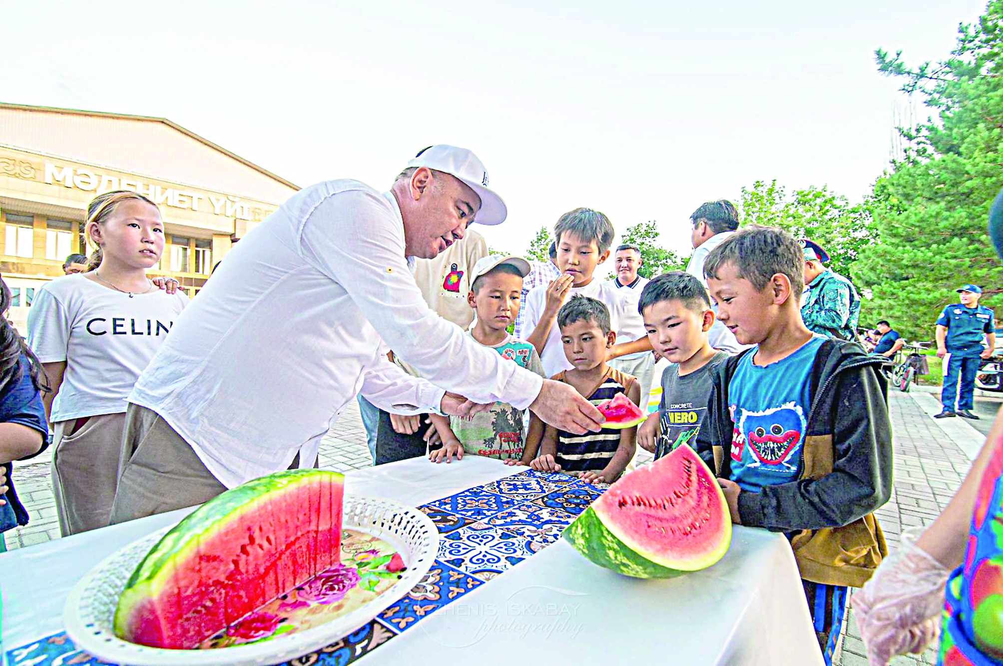 Balalarmen serýendegen ákim
