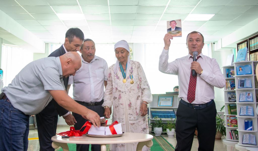 Qalamger murasyn nasıhattaǵan oqýshylar