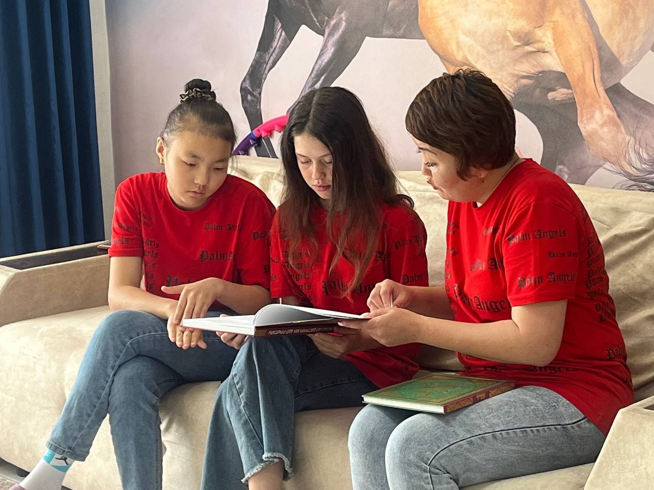 «Qonaqjaı otbasy» til úıretedi