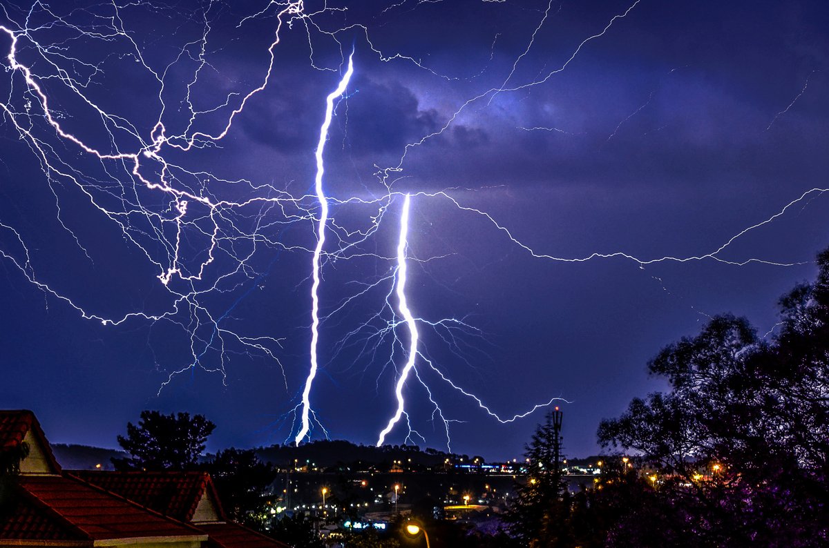 Elimizdiń basym bóliginde naızaǵaı oınap, jaýyn jaýady