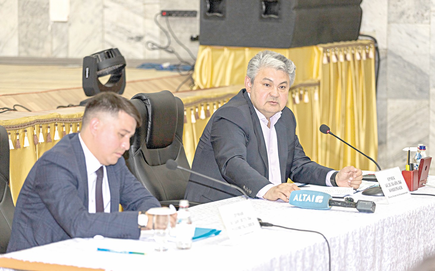 Qańyraǵan ǵımarat, qamkóńil halyq