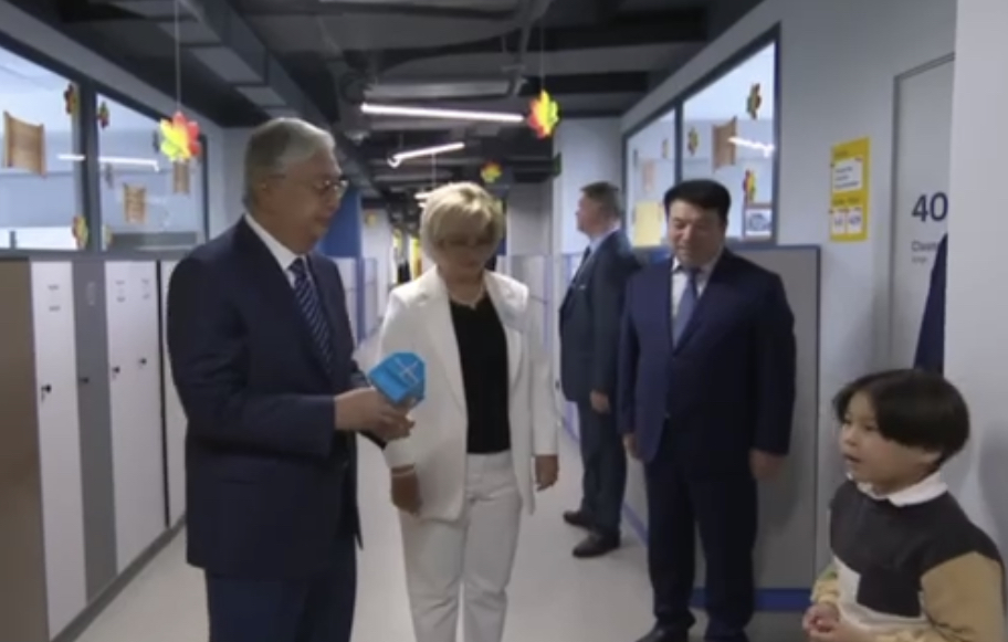 Úshinshi synyp oqýshysy Prezıdentke ózi jasaǵan jumys ústeli organaızerin syılady