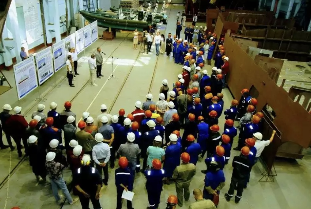 Májilis depýtaty Azat Perýashev Oraldaǵy «Zenıt»  zaýytynyń ujymymen kezdesti