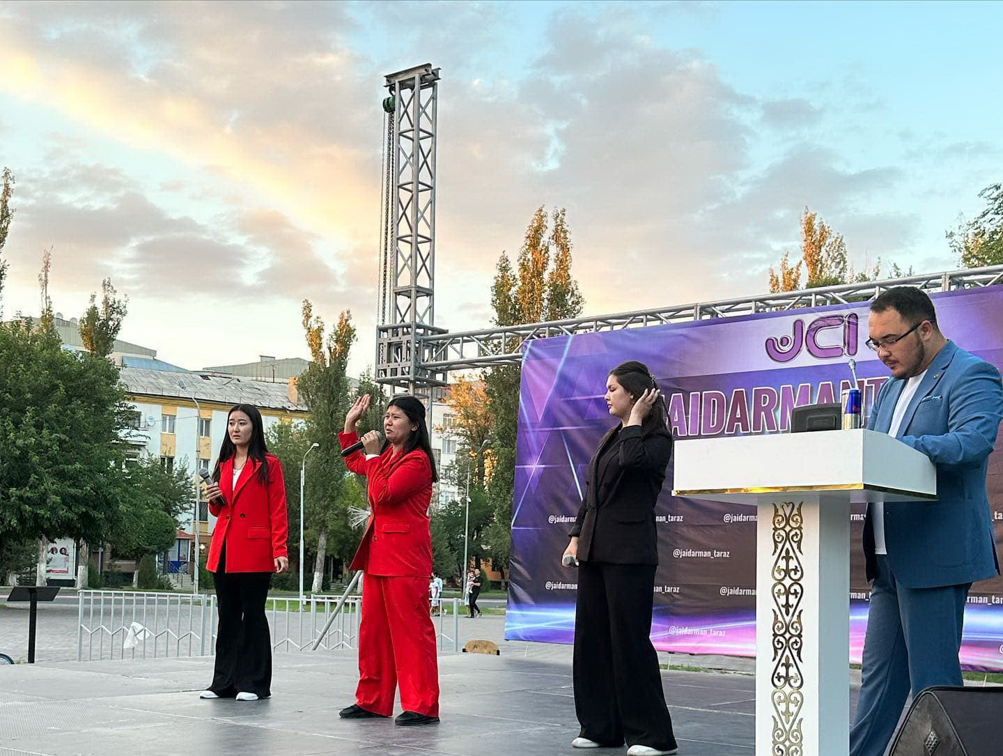 Ashyq aspan astyndaǵy ázil