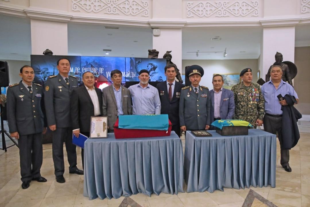 Eki jaýyngerdiń súıegi elge jetkizildi