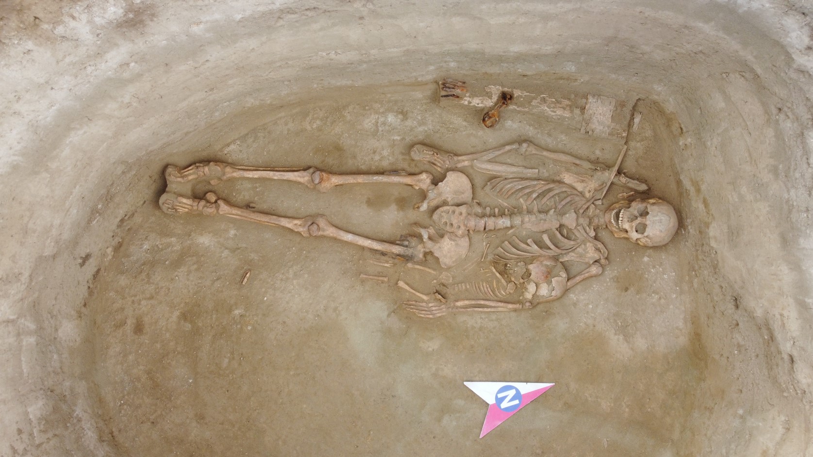 Qańsardan tabylǵan jumbaq qabir