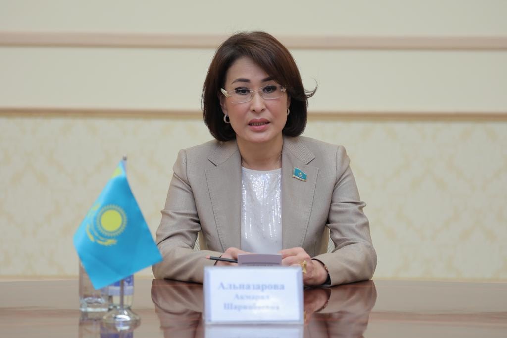 Medısına oqytýshylaryn yntalandyrý kerek – senator