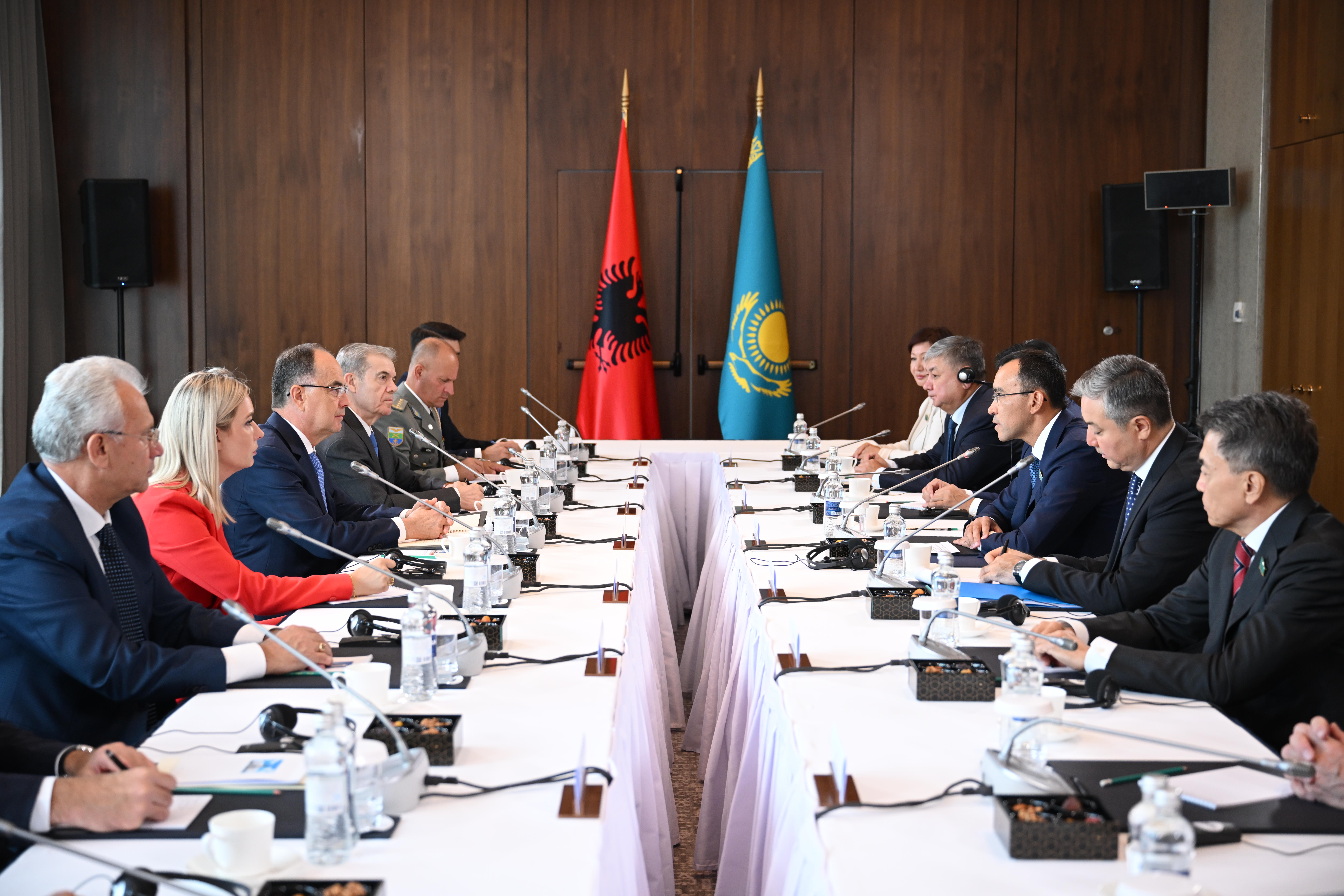 Senat Tóraǵasy Albanııa Prezıdentimen kezdesti