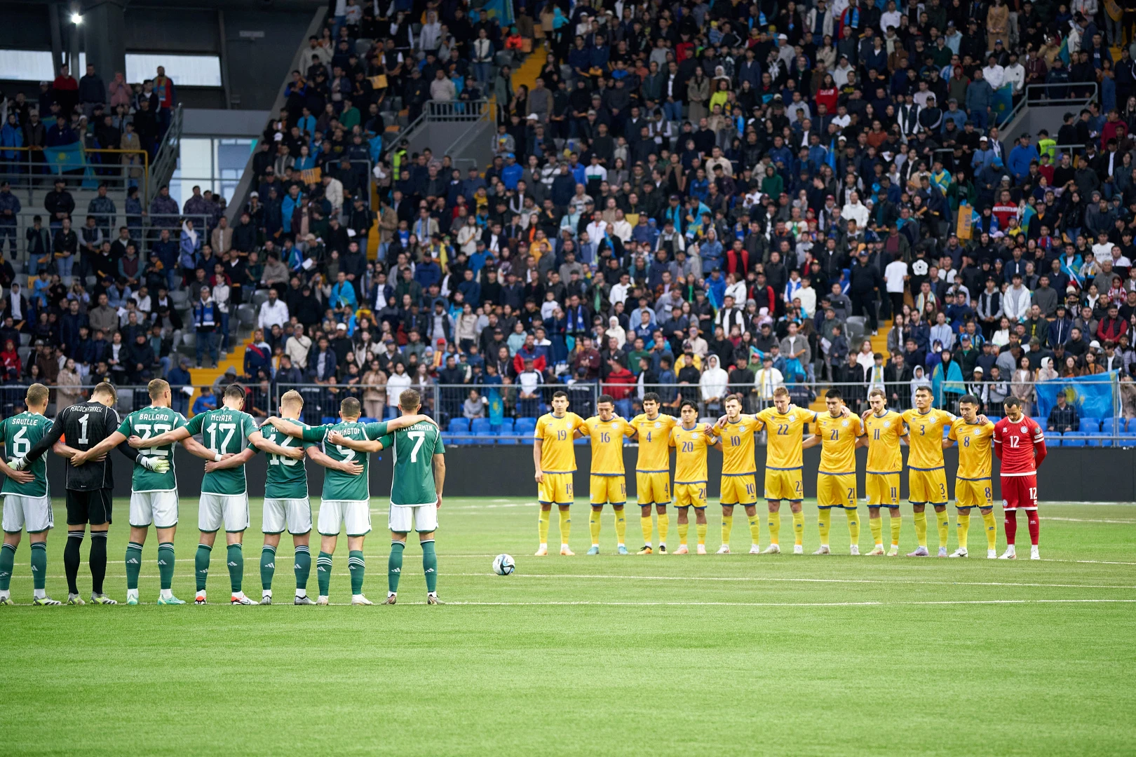 Fýtbol matchynan keıin jastar stadıondaǵy qoqysty tazalap ketti
