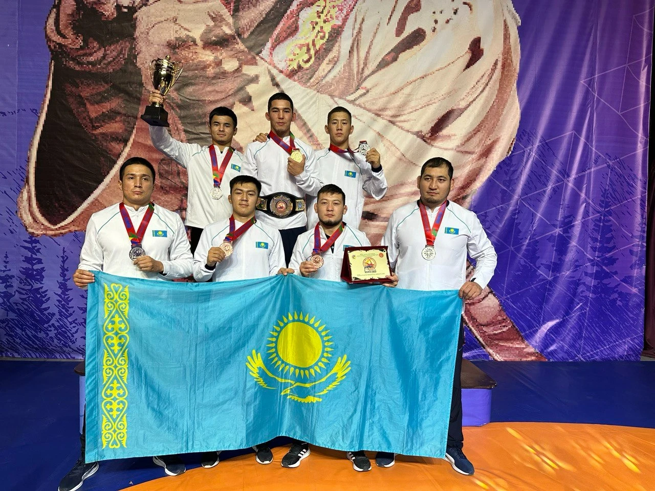 Qazaq balýandary Bishkektegi álem chempıonatynda kósh bastady