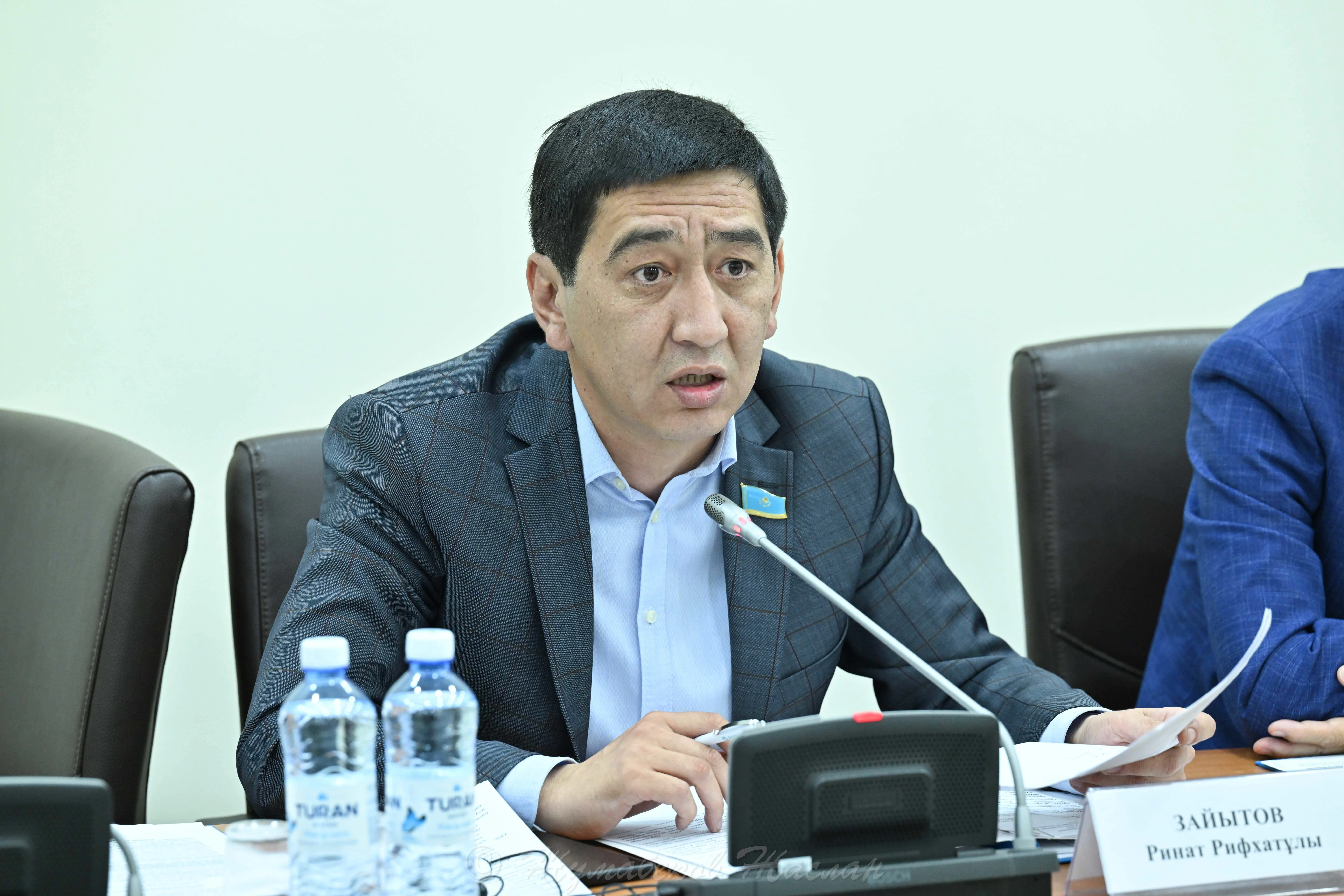 «Keshirim suramaımyn!»: Rınat Zaıtov ózine qarsy shabýyl jasalǵanyn aıtty