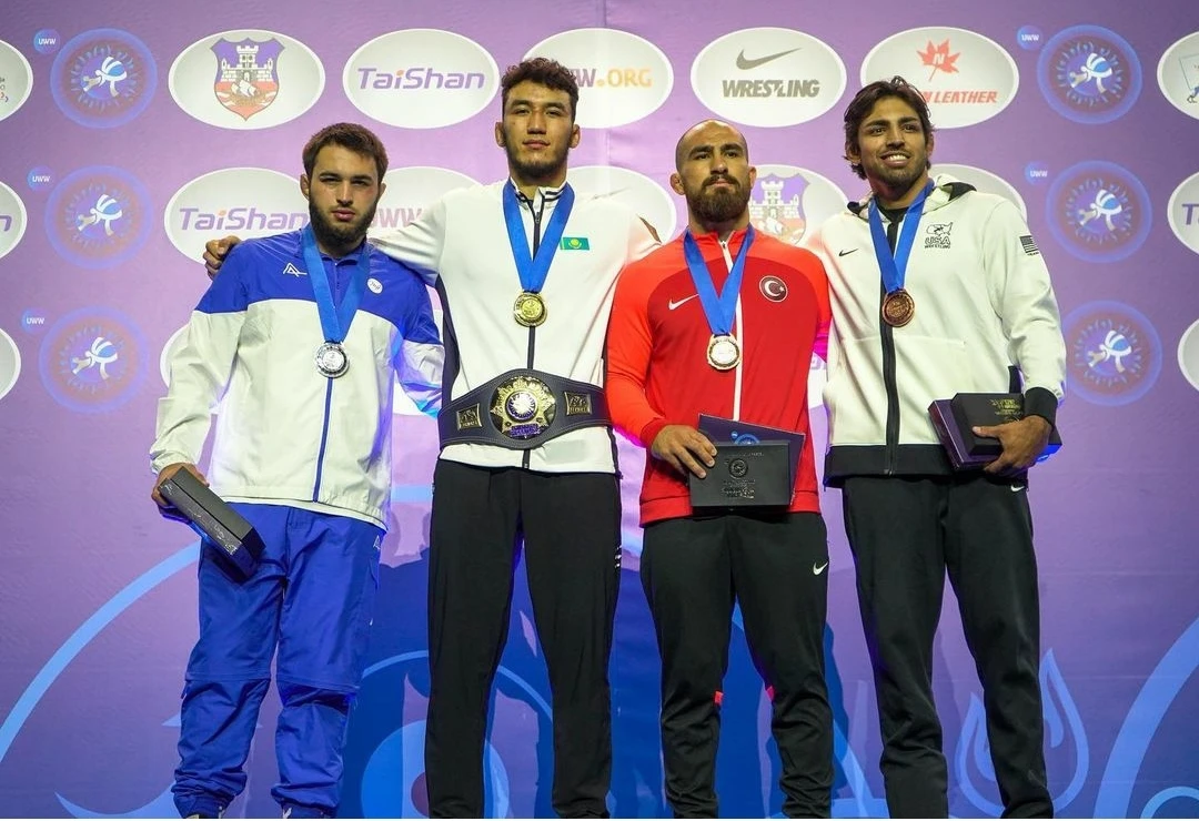 Rızabek Aıtmuhannyń ákesi: 10 jasynan kúreske baýlyp, álem chempıony bolatynyna sendim