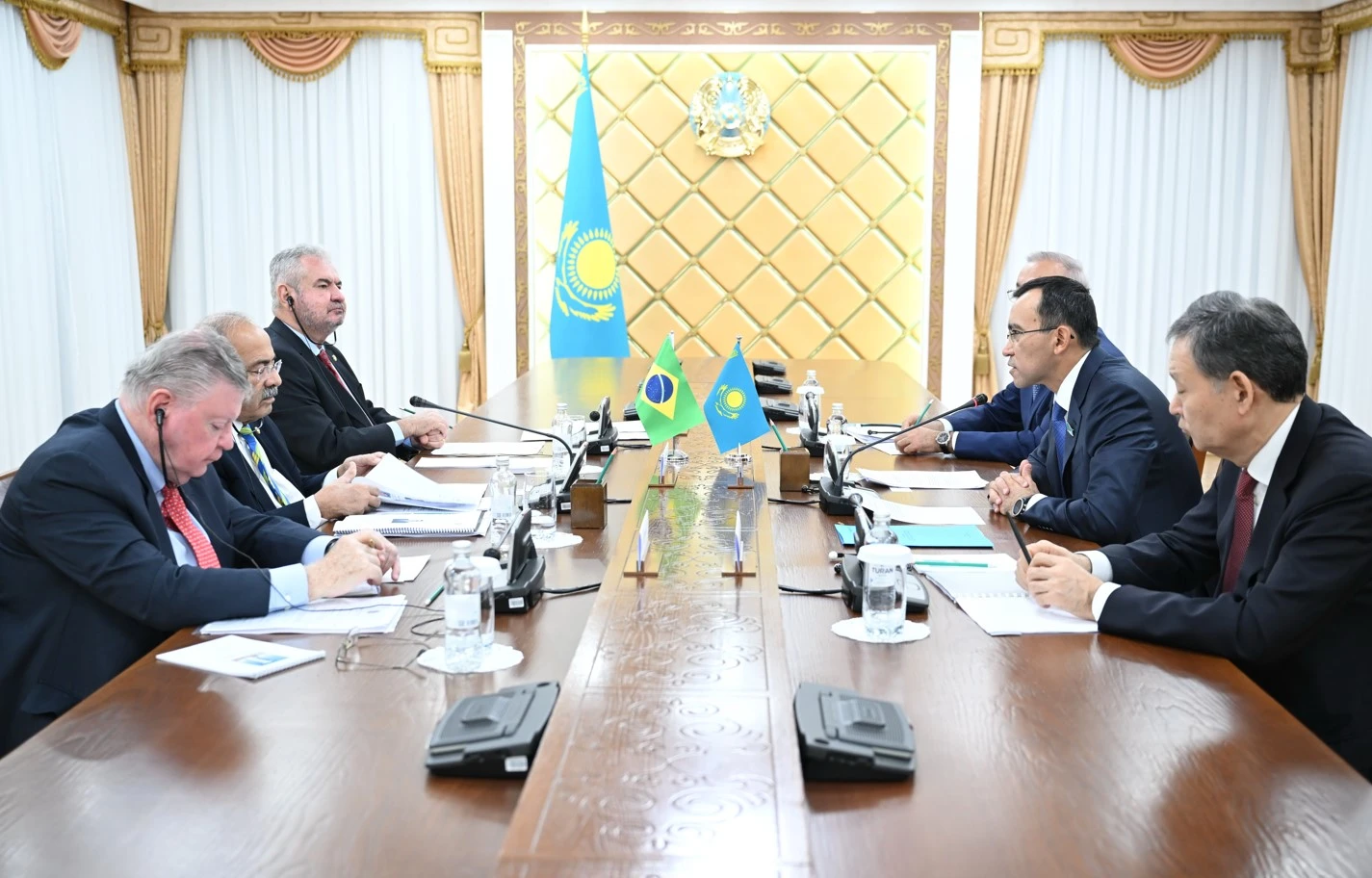 Brazılııa depýtattarymen kezdesti