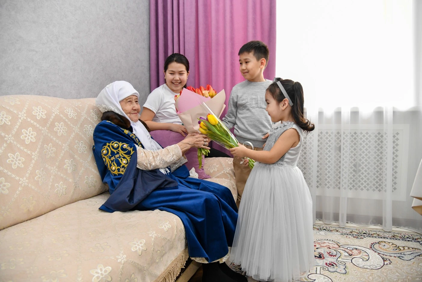 Qamkóńil qarttarǵa qaraılasaıyq