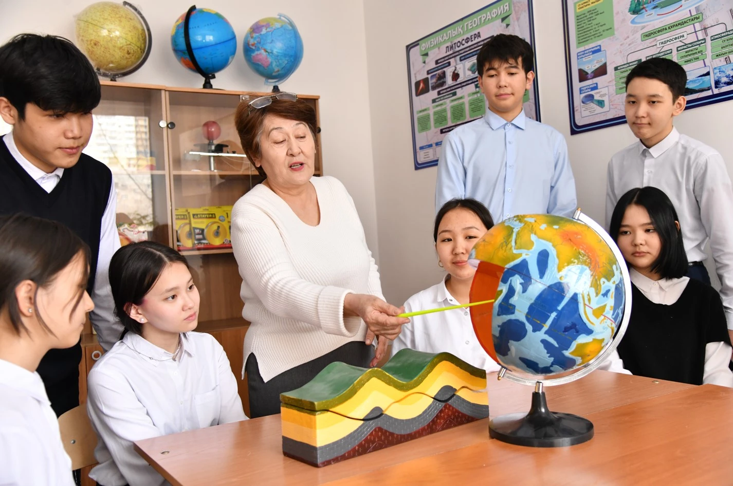 5 qazan – muǵalim kúni: Tór – muǵalimdiki