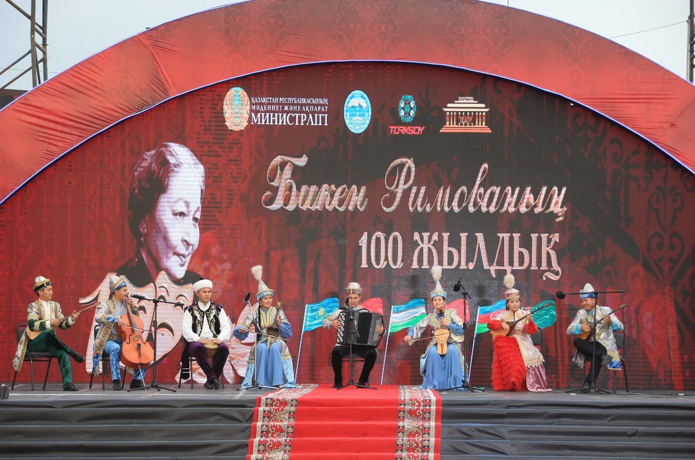 Teatr festıvali aıaqtaldy