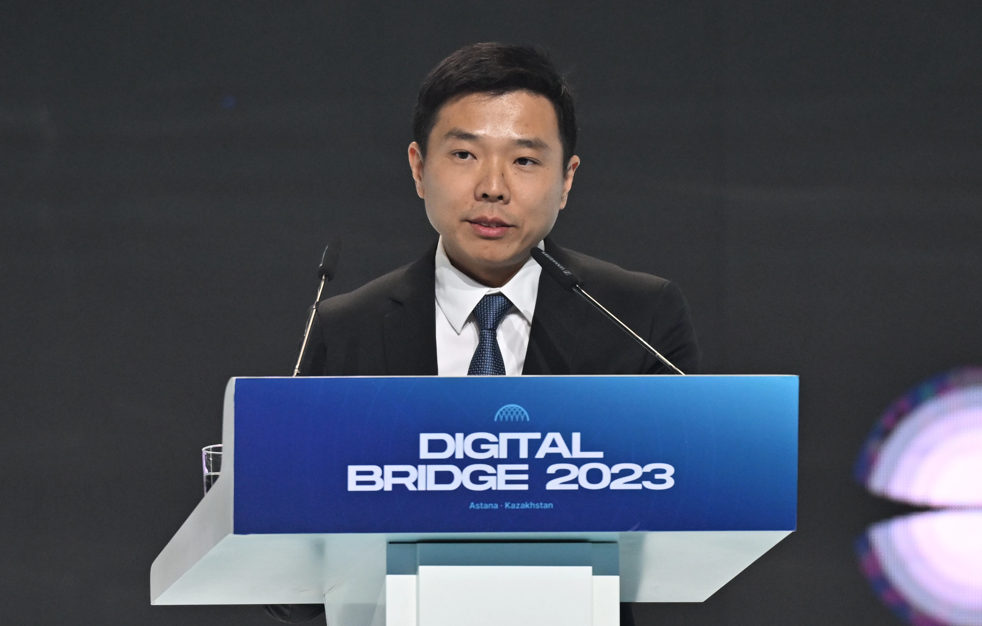 Shıkizatqa táýeldilikten arylady