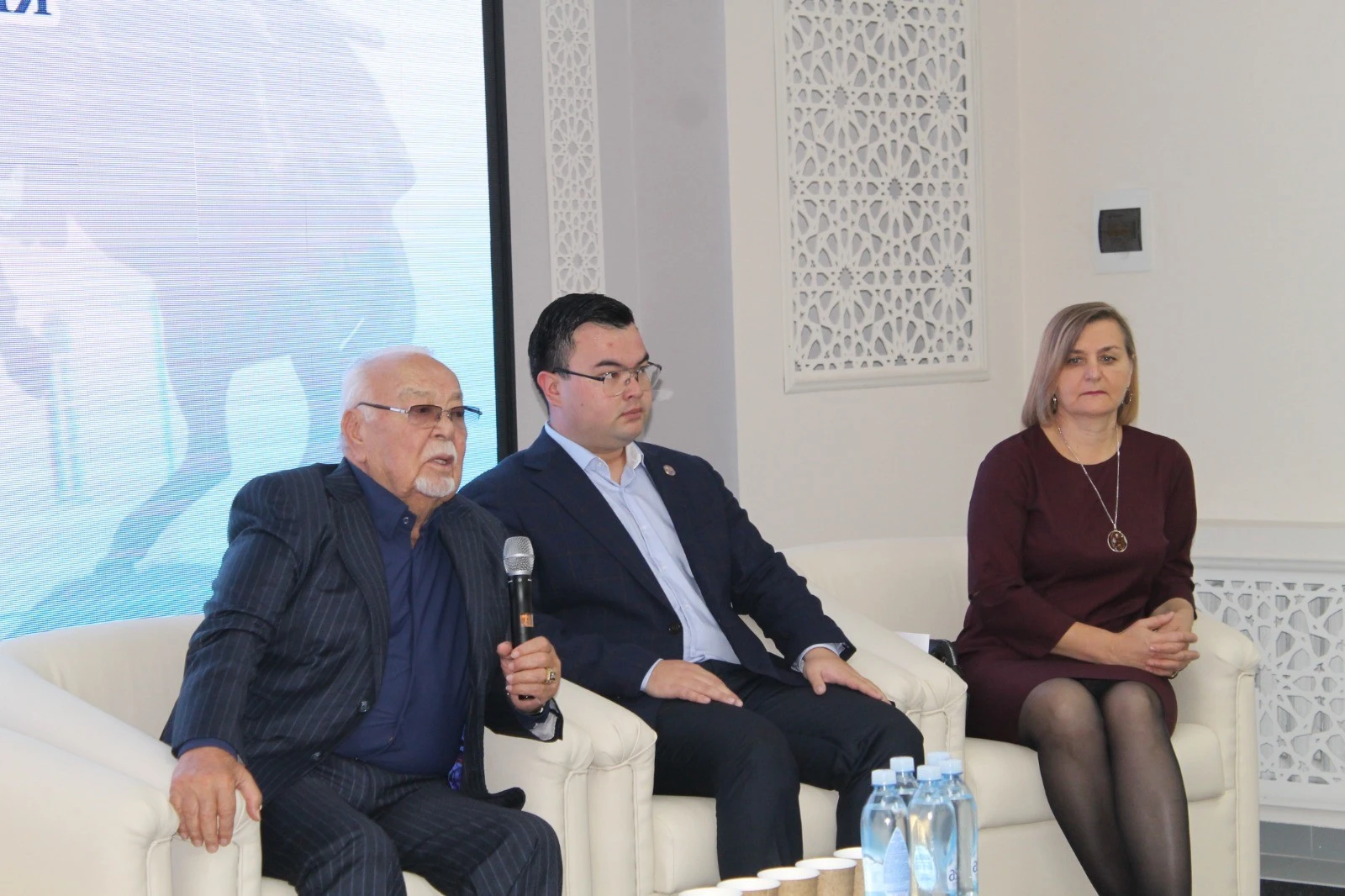 Qoǵamdyq kelisimdi óner ushtaıdy