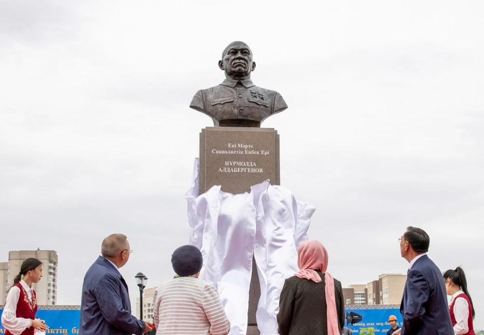 Eńbek batyrynyń eńsesi bıik