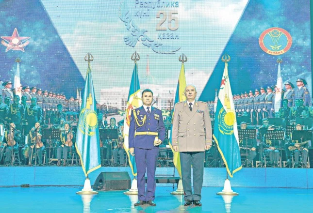 Úzdik áskerıler marapattaldy