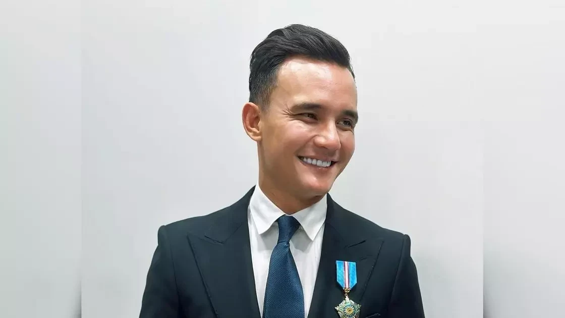 «Áli kúnge deıin úıimde jatyr»: Álı Oqapov marapattaryn nege qaıtarmaǵanyn aıtty