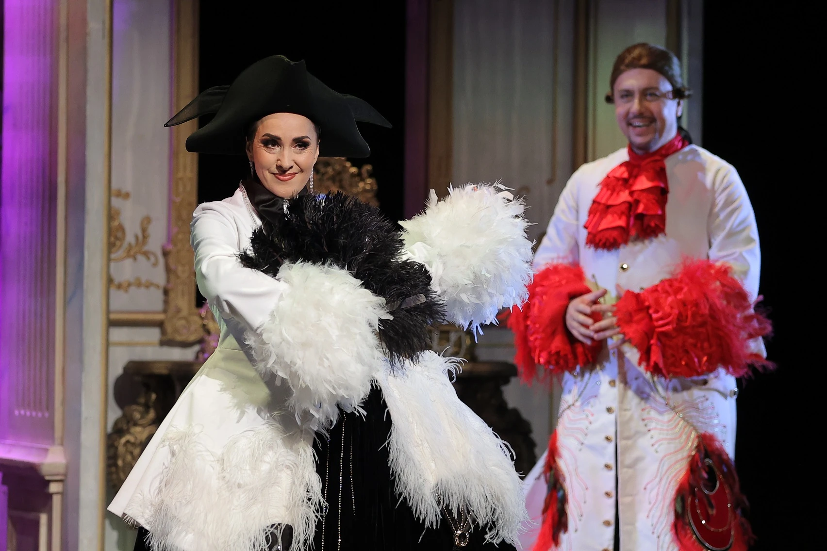 Máskeý bıigine kóterilgen «Jibek saty»