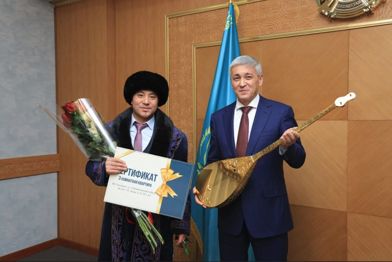 «Altyn dombyraly» aqyn 3 bólmeli páterge ıe boldy