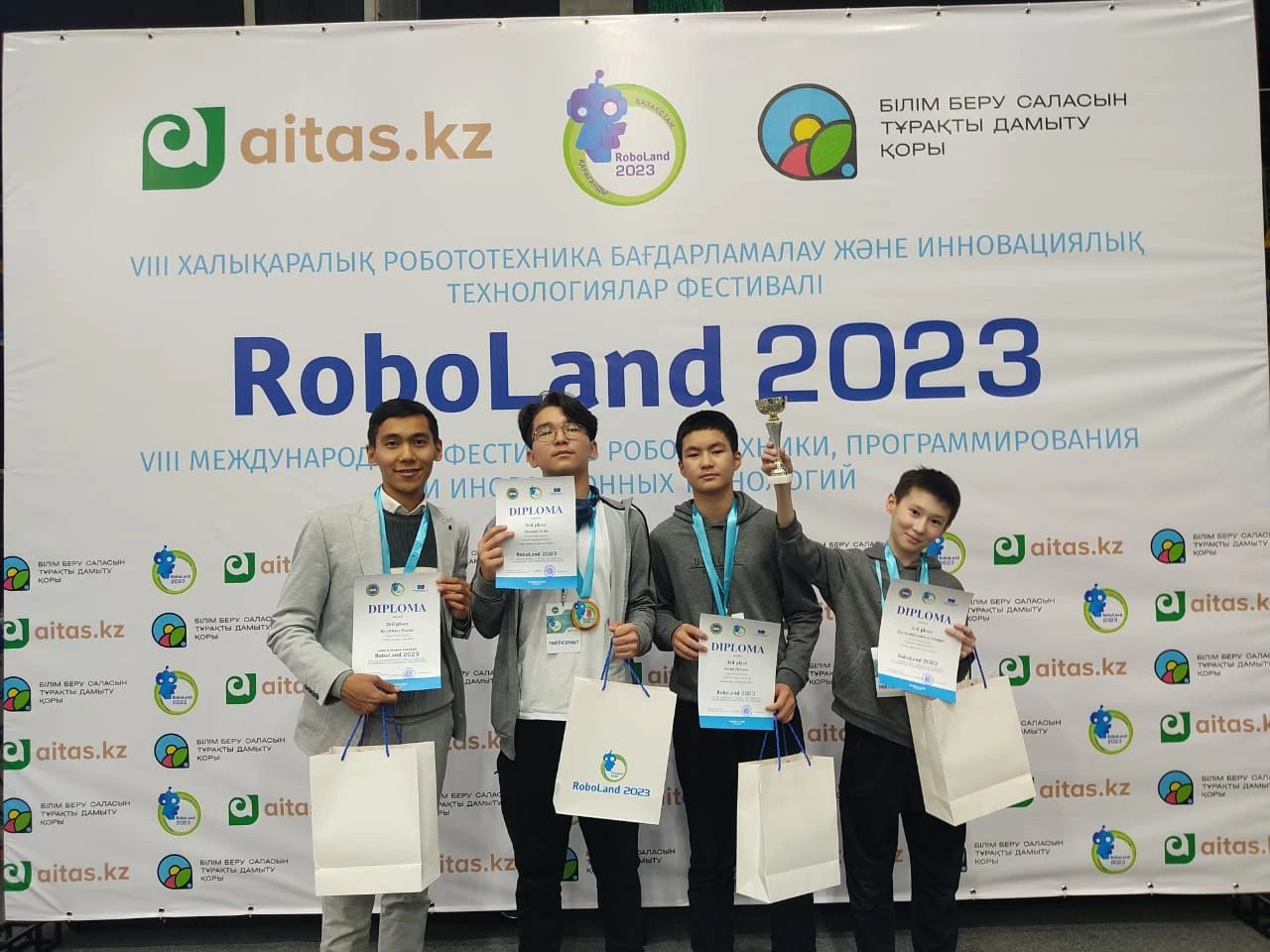 «Muǵalimge kómekshi robot» jasady