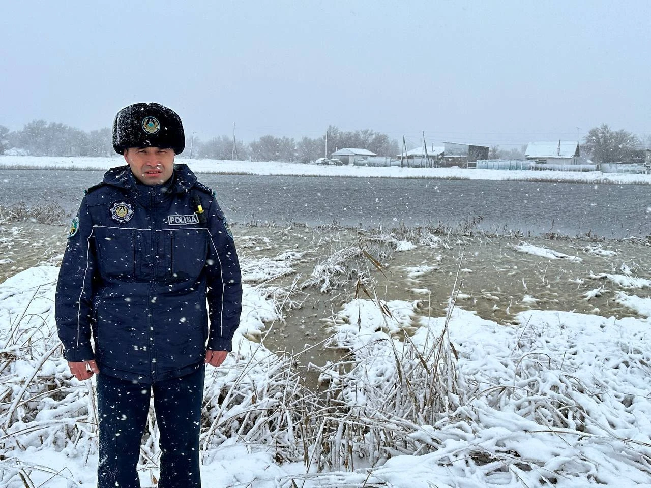 Polısııa qyzmetkeri 84 jastaǵy zeınetkerdi kól ortasynan alyp shyqty