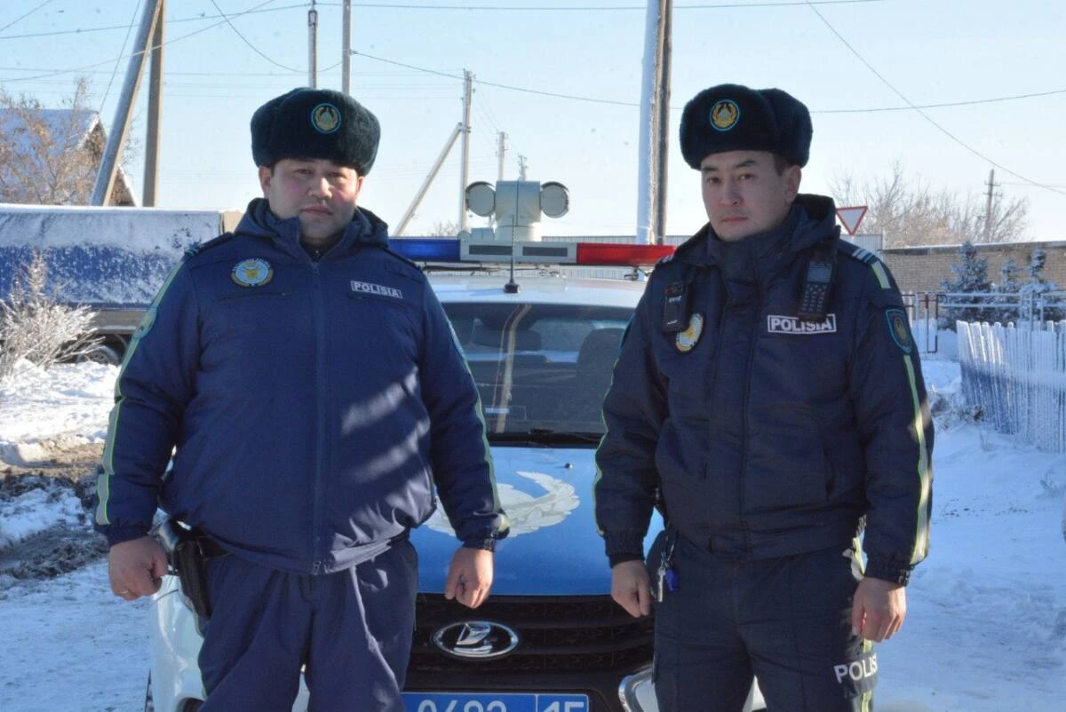 Polıseıler eki zeınetkerdi órtengen úıden alyp shyqty