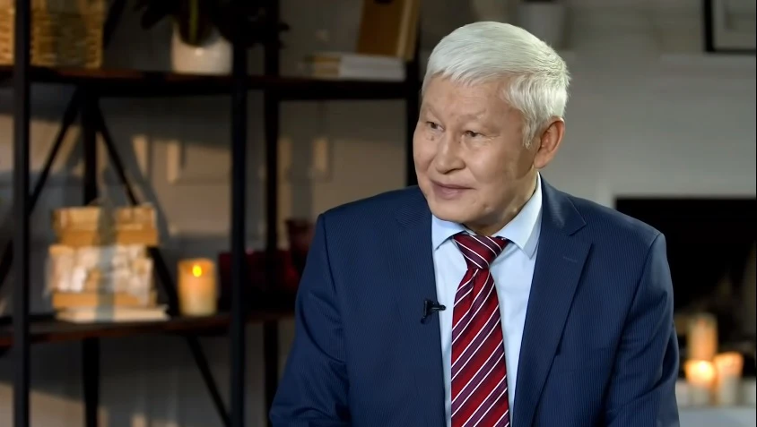 «Jeńgeń ustap júrse, renjime». Telefon qoldanbaıtyn akademıkke kásipker syılyq jasady