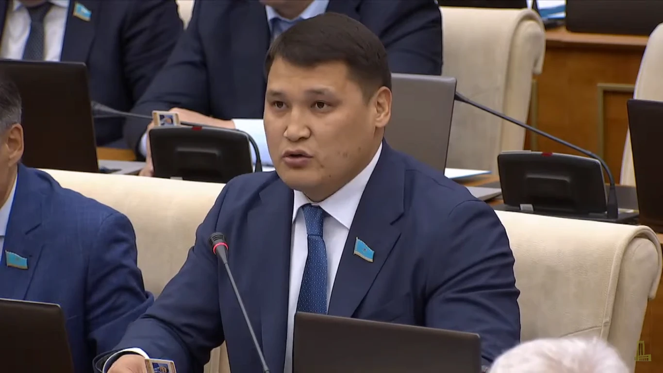 Úı alý kezeginde turǵandardyń qatary jyl saıyn 50 myń adamǵa artady – depýtat