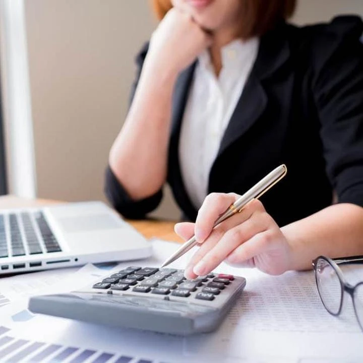 Qomaqty qarjyny qoldy etken býhgalterge úkim shyqty