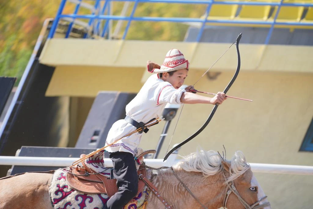 At jalyndaǵy aıqas